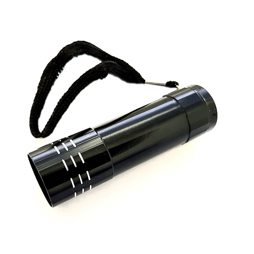 Lampe de poche noire en aluminium avec 9 DEL, batteries inclu